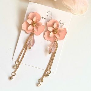 Peachy pink, gold floral earring